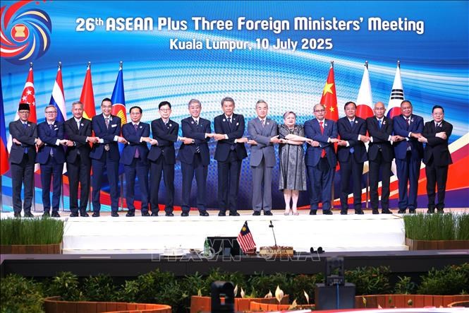 Phó Thủ tướng, Bộ trưởng Ngoại giao Bùi Thanh Sơn (thứ năm từ trái sang) chụpảnh với các Bộ trưởng ASEAN tại Hội nghị Bộ trưởng Ngoại giao ASEAN+3.