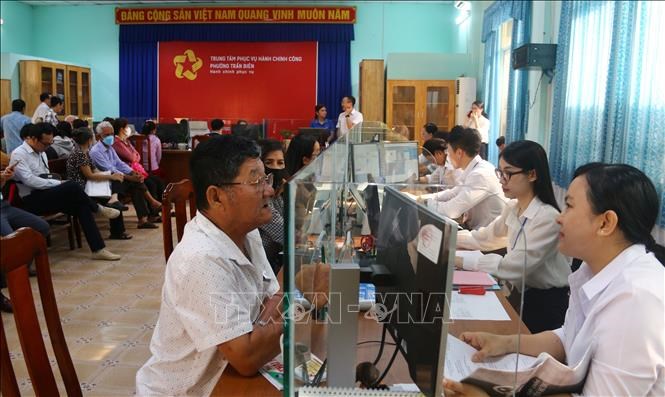 Đông đảo người dân làm thủ tục hành chính tại Trung tâm phục vụ hành chính côngphường Trấn Biên. Ảnh: Công Phong/TTXVN