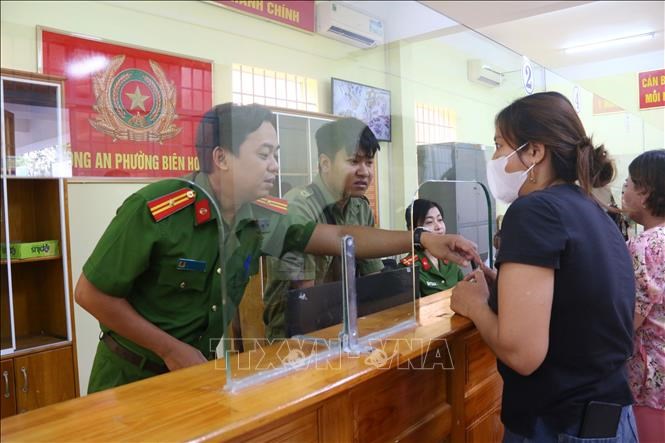 Lực lượng Công an phường Biên Hòa, tỉnh Đồng Nai, hướng dẫn người dân khai thôngtin để thực hiện quản lý cư trú. Ảnh: Lê Xuân/TTXVN