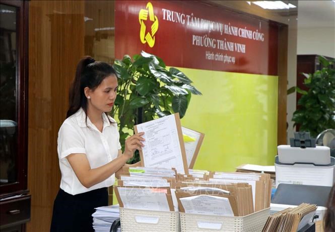 Cán bộ Trung tâm phục vụ hành chính công phường Thành Vinh, tỉnh Nghệ An, kiểmtra các tài liệu đảm bảo phục vụ tốt nhất cho người dân địa phương. Ảnh: VănTý/TTXVN