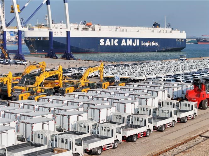 Xe ô tô chờ xuất khẩu tại cảng Yên Đài, tỉnh Sơn Đông, Trung Quốc. Ảnh:THX/TTXVN