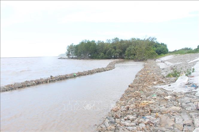 Hiện nay, tuyến đê biển Tây còn nhiều đoạn xung yếu, thường xuyên bị sóng biểnvà triều cường đe doạ.