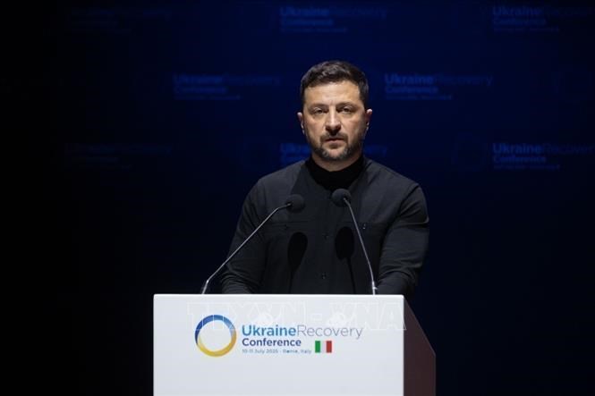 Tổng thống Ukraine Volodymyr Zelensky phát biểu tại Hội nghị quốc tế về táithiết kinh tế Ukraine ở Rome, Italy ngày 10.7.2025. Ảnh: AA/TTXVN