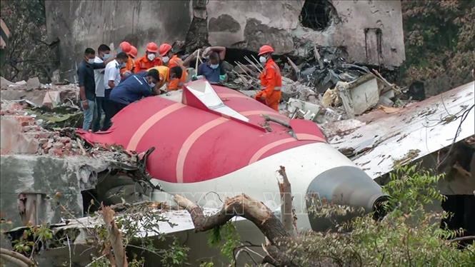 Lực lượng chức năng điều tra tại hiện trường vụ máy bay của Hãng Air India rơixuống khu dân cư tại thành phố Ahmedabad, bang Gujarat, ngày 14.6.2025. Ảnh:ANI/TTXVN