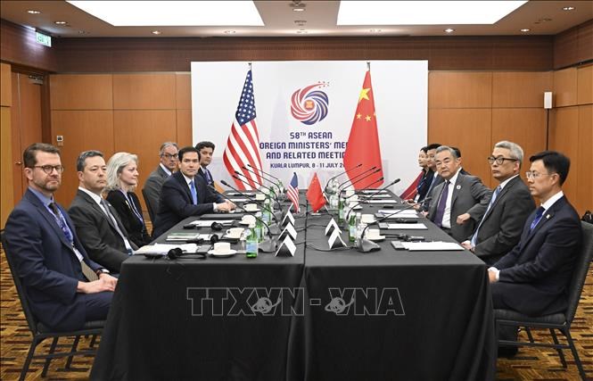 Ngoại trưởng Mỹ Marco Rubio (thứ 4, trái) trong cuộc gặp với người đồng cấpTrung Quốc Vương Nghị (thứ 3, phải) bên lề Hội nghị Bộ trưởng Ngoại giao ASEANlần thứ 58 (AMM-58) tại Malaysia, ngày 11.7.2025. Ảnh: THX/TTXVN