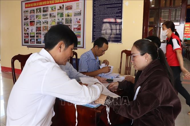 Người dân xã Tân Trụ, tỉnh Tây Ninh đến nhận thông tin về giải phóng mặt bằngtỉnh lộ 827E.
