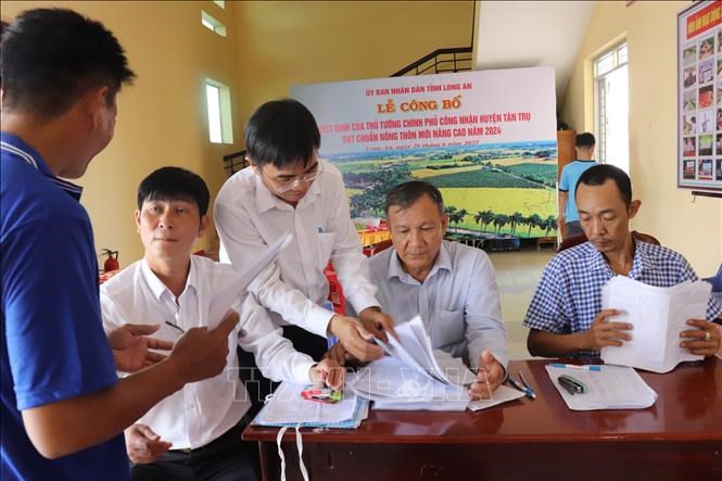 Cán bộ xã Tân Trụ, tỉnh Tây Ninh giải thích cho người dân thông tin về giảiphóng mặt bằng tỉnh lộ 827E.