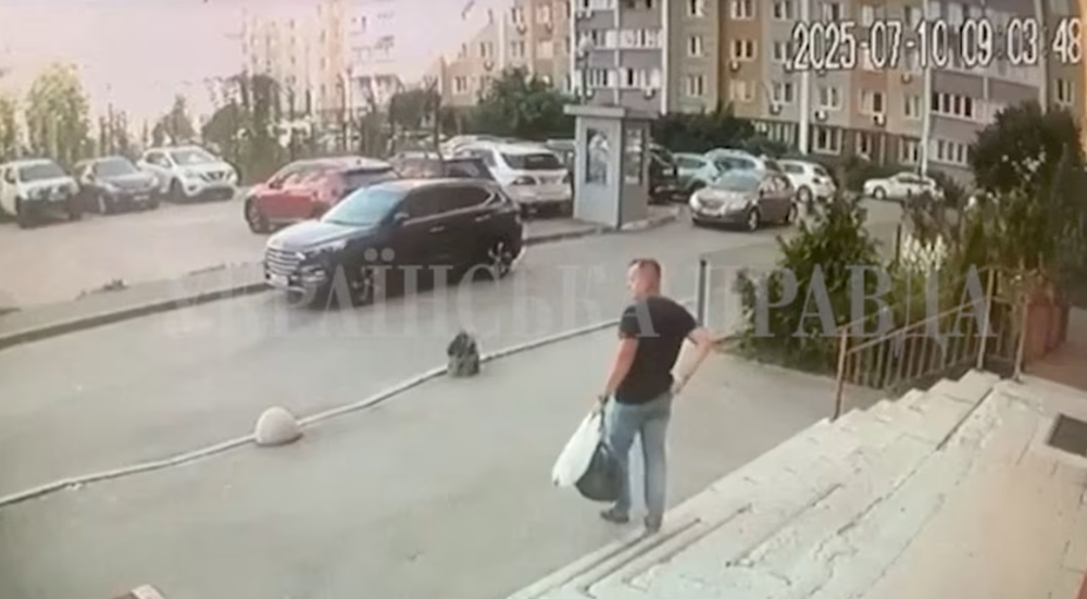 Ảnh chụp từ video máy quay an ninh cho thấy sĩ quan SBU đi xuống bậc thang ngaytrước khi bị bắn ở Kiev vào ngày 10.7. Ảnh: Ukrainska Pravda