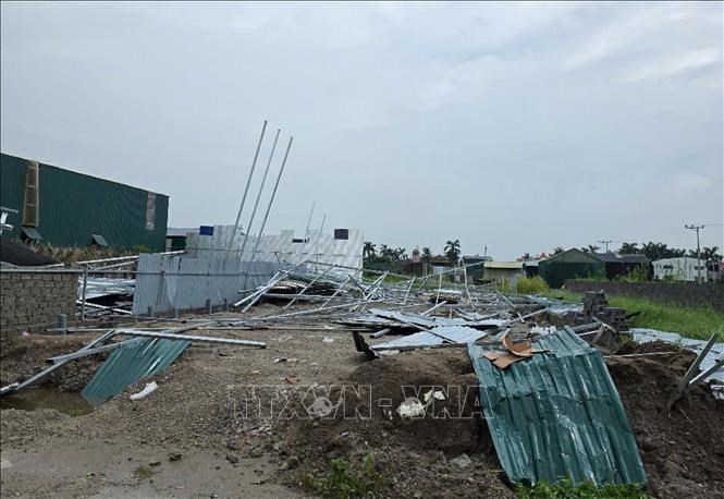Xử lý tháo dỡ công trình vi phạm trên địa bàn xã Hồng Vân, thành phố Hà Nội.Ảnh: TTXVN phát