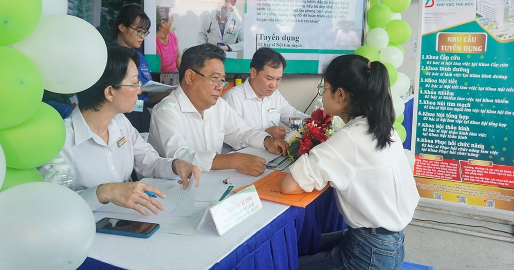 Ngay sau khi kết thúc khoá thực hành, các bác sĩ trẻ sẽ được phỏng vấn tại Ngàyhội việc làm ngành y tế.