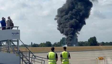 Hiện trường vụ rơi máy bay tại sân bay London Southend, Anh, ngày 13.7.2025.Ảnh: Reuters