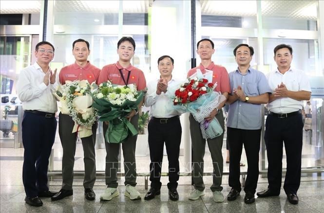 Lãnh đạo Sở Giáo dục và Đào tạo tỉnh Bắc Ninh cùng Ban Giám hiệu trường THPTchuyên Bắc Ninh đón Ngô Quang Minh tại sân bay Quốc tế Nội Bài. Ảnh: ThanhThương/TTXVN