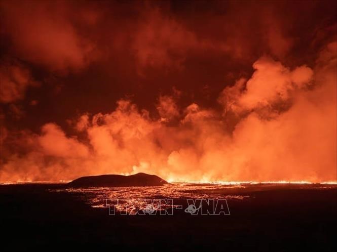 Dung nham phun trào từ núi lửa trên bán đảo Reykjanes của Iceland ngày22.8.2024. Ảnh tư liệu: Getty Images/TTXVN