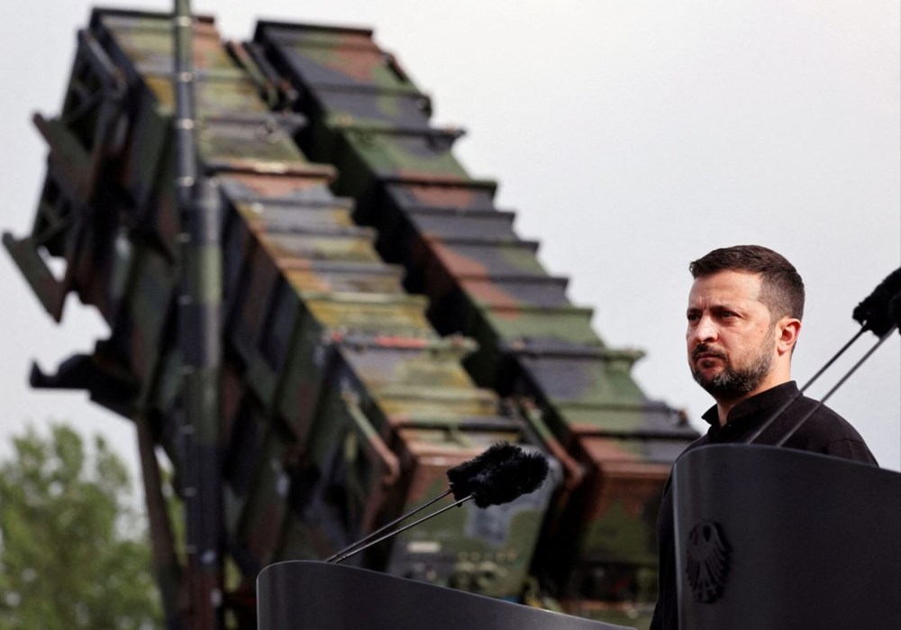 Tổng thống Volodymyr Zelensky thị sát cuộc tập trận của binh sĩ Ukraine cùng vớicác thiết bị quân sự, trong đó có hệ thống đánh chặn tên lửa Patriot, tại mộtđịa điểm ở Đức, ngày 11.6.2024. Ảnh: Reuters/TTXVN