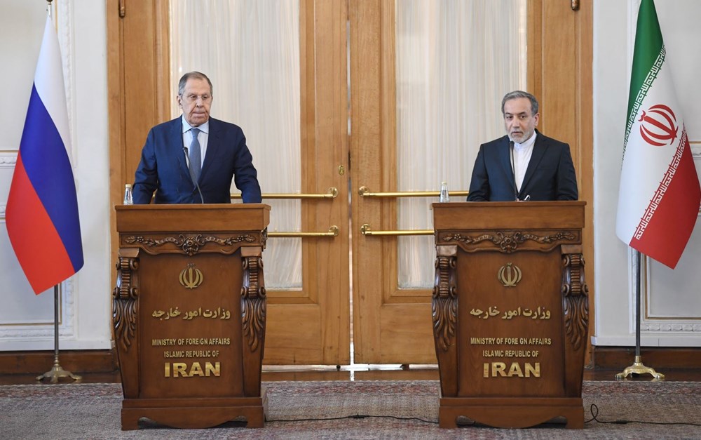 Ngoại trưởng Iran Abbas Araqchi (phải) và Ngoại trưởng Nga Sergei Lavrov tạicuộc họp báo chung ở Tehran, Iran. Ảnh: THX/TTXVN