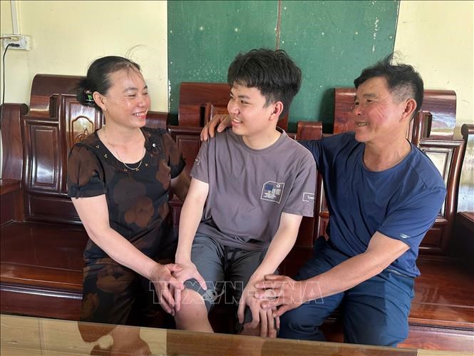 Em Trần Công Nguyên, học sinh lớp 12 Hóa, trường THPT Chuyên Hà Tĩnh, thủ khoakhối A00 chia sẻ niềm vui cùng bố mẹ sau khi biết điểm thi tốt nghiệp THPT năm2025. Ảnh: TTXVN phát