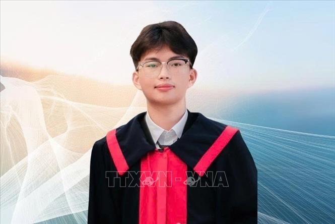 Em Trần Văn Thế Lực, lớp 12 Hóa, trường THPT Chuyên Hà Tĩnh, thủ khoa toàn quốckhối B00. Ảnh: TTXVN phát