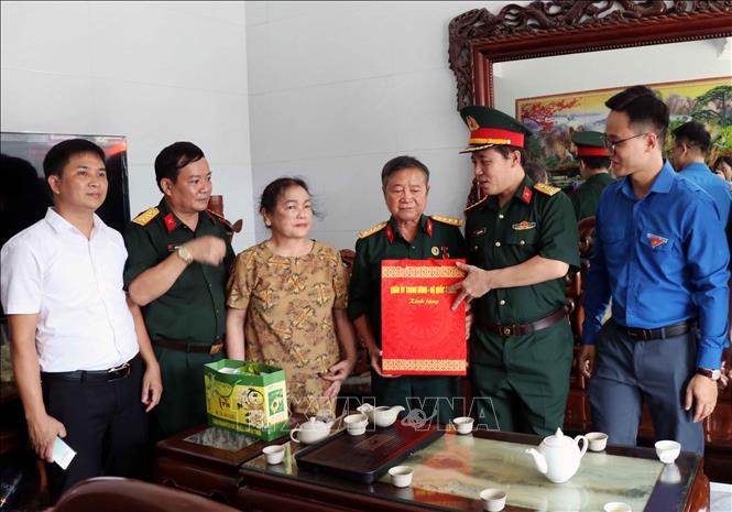 Lãnh đạo Tổng cục Chính trị QĐND Việt Nam tặng quà thương binh Nguyễn Xuân Hòaxã Đại Phúc (tỉnh Thái Nguyên). Ảnh: Trần Trang/TTXVN