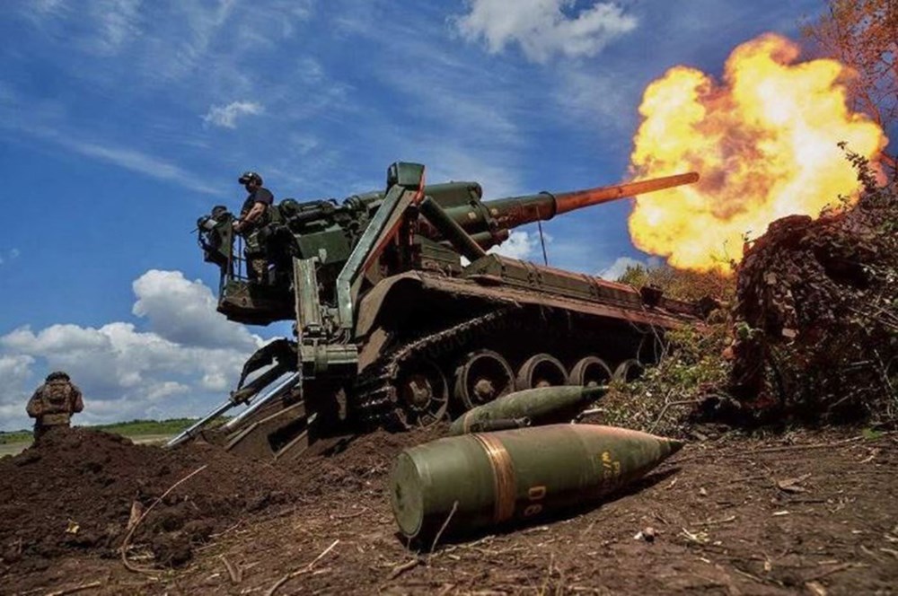Quân đội Ukraine nã pháo tự hành 2S7 Pion tại vùng Donetsk về phía mặt trận Nga.Ảnh minh họa: Reuters/TTXVN