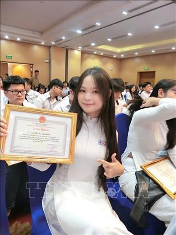 Nữ sinh Nguyễn Vân Khanh, lớp 12 chuyên Trung, Trường THPT chuyên Hoàng Văn Thụnhận Giấy khen trong kỳ thi học sinh giỏi Quốc gia. Ảnh: TTXVN phát