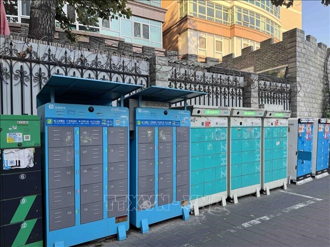 Hiện nay, 245.000 trong số 530.000 khu dân cư trên cả nước Trung Quốc đã hoànthành việc xây dựng các trạm sạc xe điện theo yêu cầu, nhằm phục vụ cho người sửdụng thay đổi pin một cách thuận tiện. Ảnh: Công Tuyên/PV TTXVN tại Trung Quốc