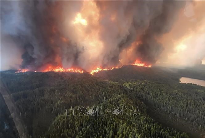Khói lửa bốc ngùn ngụt từ đám cháy rừng ở Sherridon, Manitoba, Canada. Ảnh:THX/TTXVN