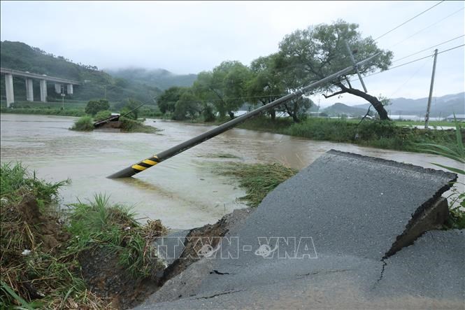 Tuyến đường bị phá hủy sau những trận mưa lớn tại Gongju, tỉnh Nam Chungcheong,hàn Quốc. Ảnh: Yonhap/TTXVN