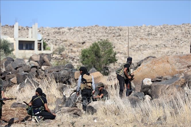 Các tay súng bộ tộc trong cuộc giao tranh ở thị trấn Wolgha, Sweida, Syria, ngày18.7.2025. Ảnh: THX/TTXVN