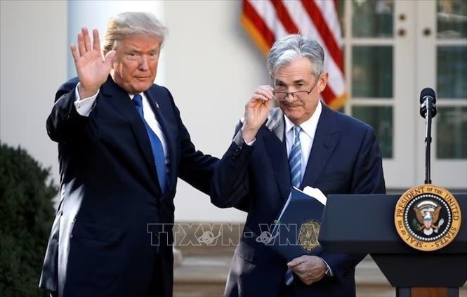 Tổng thống Mỹ Donald Trump (trái) và Chủ tịch Fed Jerome Powell tại Nhà Trắngnăm 2017. Ảnh tư liệu: Getty Images/TTXVN
