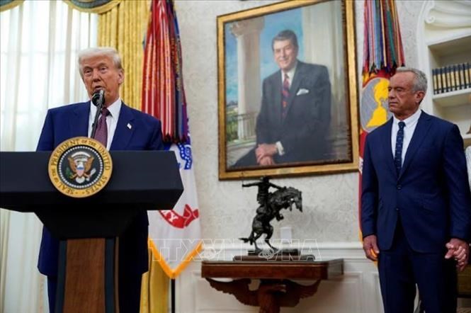 Tổng thống Mỹ Donald Trump (trái) phát biểu trong lễ nhậm chức Bộ trưởng Y tếcủa ông Robert F. Kennedy Jr. (phải) tại Nhà Trắng ngày 13.2. Ảnh: REUTERS/TTXVN