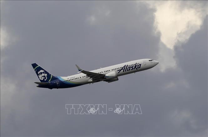Máy bay của hãng hàng không Alaska Airlines cất cánh từ sân bay San Francisco,Mỹ, ngày 4.4.2024. Ảnh: THX/TTXVN