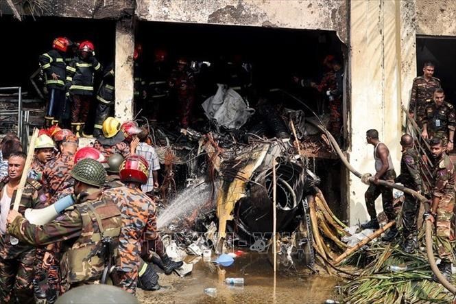 Hiện trường vụ rơi máy bay huấn luyện của Không quân Bangladesh tại thủ đôDhaka, ngày 21.7.2025. Ảnh: REUTERS/TTXVN
