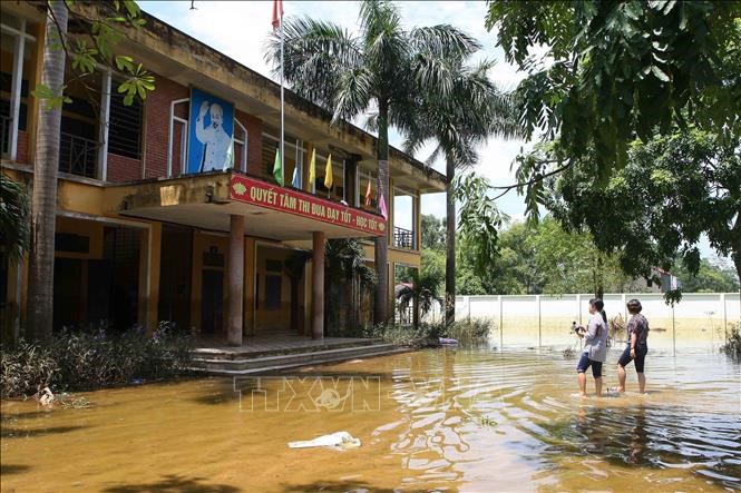 Toàn bộ sân trường Trường Trung học cơ sở Nam Phương Tiến A, huyện Chương Mỹ(cũ) ngập trong nước. Ảnh tư liệu: Thanh Tùng/TTXVN