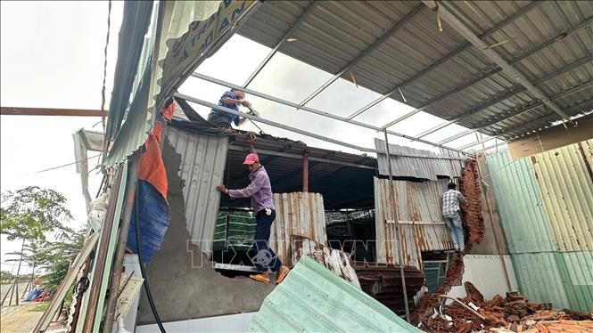 Một công trình xây dựng trái phép tại phường Phước Thắng được người dân tháodỡ.