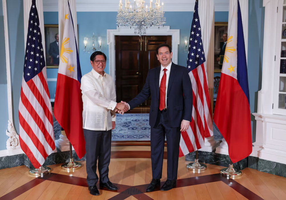 Ngoại trưởng Mỹ Marco Rubio bắt tay Tổng thống Philippines Ferdinand Marcos Jr.tại Phòng Hiệp ước thuộc Bộ Ngoại giao Hoa Kỳ ở Washington, D.C., Hoa Kỳ, ngày21.7.2025. Ảnh: REUTERS