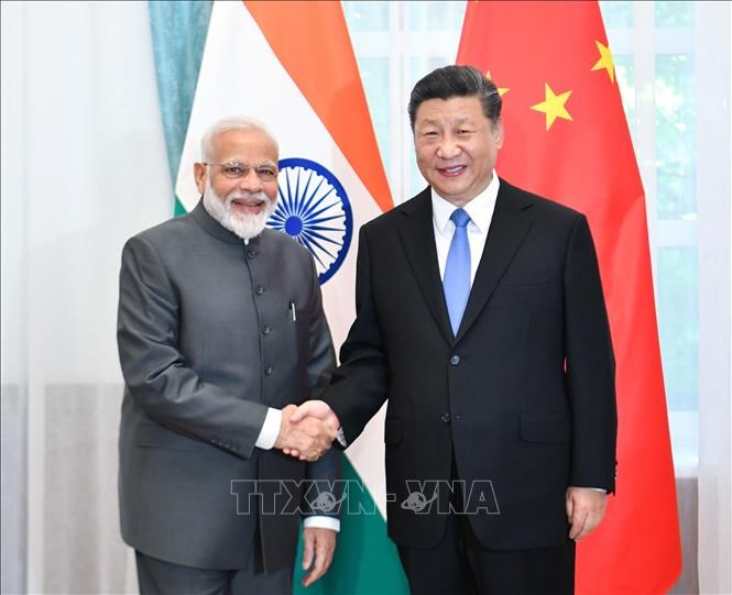 Chủ tịch Trung Quốc Tập Cận Bình (phải) và Thủ tướng Ấn Độ Narendra Modi (trái)tại cuộc gặp ở Bishkek, Kyrgyzstan, ngày 13.6.2019. Ảnh: THX/TTXVN