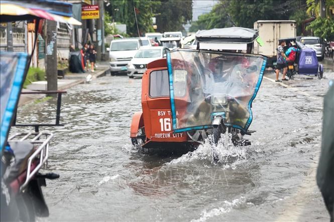 Tuyến phố bị ngập sau những trận mưa lớn do ảnh hưởng của bão Wipha tại Quezon,Philippines. Ảnh: THX/TTXVN
