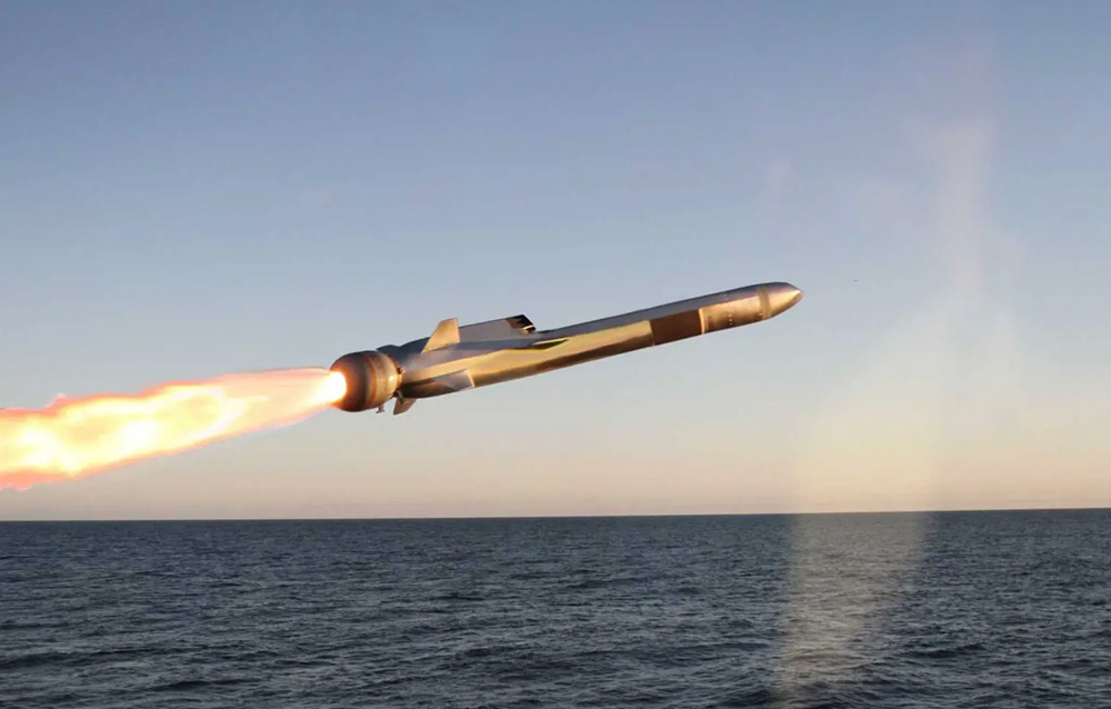 Tên lửa tấn công hải quân NSM ở giai đoạn giữa của hành trình bay. Ảnh:Kongsberg Defence & Aerospace