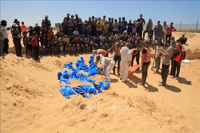 Chôn cất các thi thể người Palestine thiệt mạng sau các cuộc tấn công của Israeltại thành phố Khan Younis, Dải Gaza ngày 05.08.2024. Ảnh: THX/TTXVN