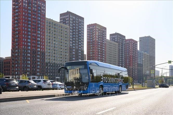 Xe buýt điện ngày càng trở thành phương tiên đi lại ưa thích ở thủ đô Moskva.Ảnh: Duy Trinh/TTXVN