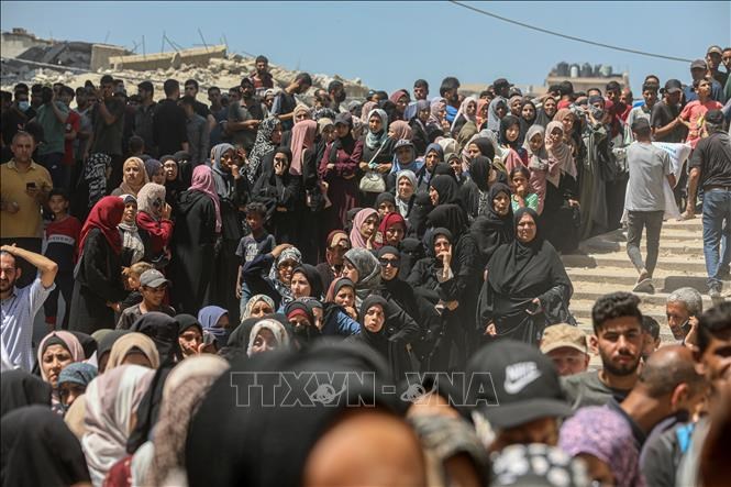 Người dân Palestine tập trung tại một điểm phân phát thực phẩm cứu trợ ở Gaza.Ảnh: THX/TTXVN