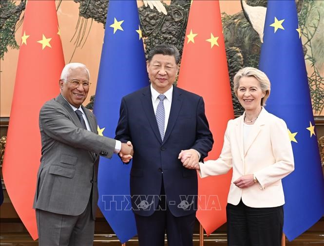 Chủ tịch Trung Quốc Tập Cận Bình (giữa), Chủ tịch Hội đồng châu Âu Antonio Costa(trái) và Chủ tịch Ủy ban châu Âu Ursula von der Leyen tại cuộc gặp ở Bắc Kinhngày 24.7.2025. Ảnh: THX/TTXVN