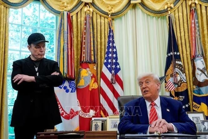 Tổng thống Mỹ Donald Trump (phải) và tỷ phú Elon Musk tại Nhà Trắng ngày30.5.2025. Ảnh: REUTERS/TTXVN