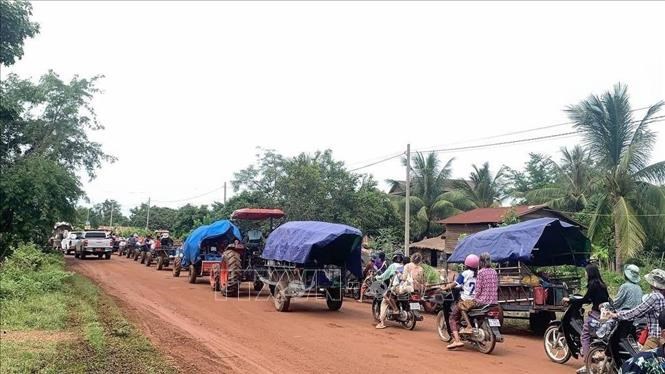 Người dân sơ tán khỏi tỉnh biên giới Oddar Meanchey thuộc Campuchia, sau khicăng thẳng tái diễn tại khu vực biên giới giữa Thái Lan và Campuchia, ngày24.7.2025. Ảnh: THX/TTXVN