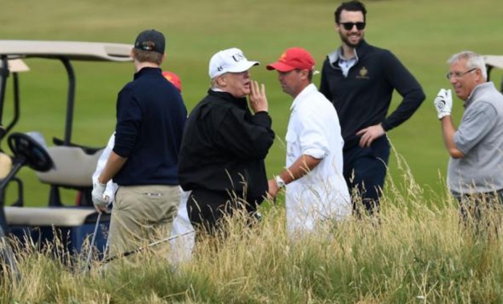 Tổng thống Mỹ Donald Trump (đội mũ trắng) chơi golf tại Turnberry. Ảnh: GettyImages