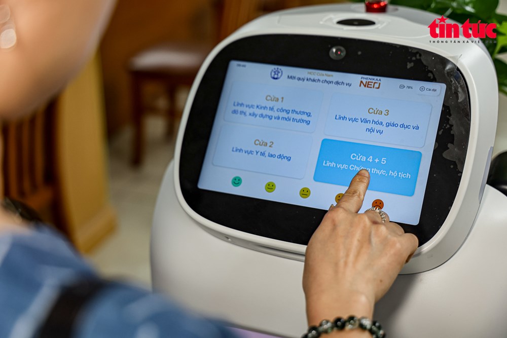 Phường Cửa Nam, Hà Nội đã đưa robot AI vào phục vụ tại bộ phận một cửa để hỗ trợngười dân giải quyết thủ tục hành chính. Đây là phường đầu tiên của Hà Nội ứngdụng robot AI trong lĩnh vực này.