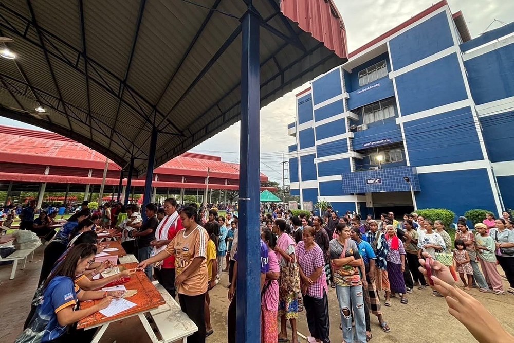 Người dân sơ tán tránh xung đột biên giới Thái Lan - Campuchia tập trung tại nơitị nạn ở tỉnh Ubon Ratchathani, Thái Lan ngày 25.7.2025. Ảnh: THX/TTXVN