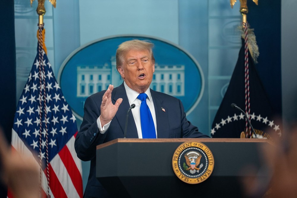 Tổng thống Mỹ Donald Trump trong cuộc họp báo về vấn đề thuế quan, tại Nhà Trắnggày 27.6.2025. Ảnh: THX/TTXVN