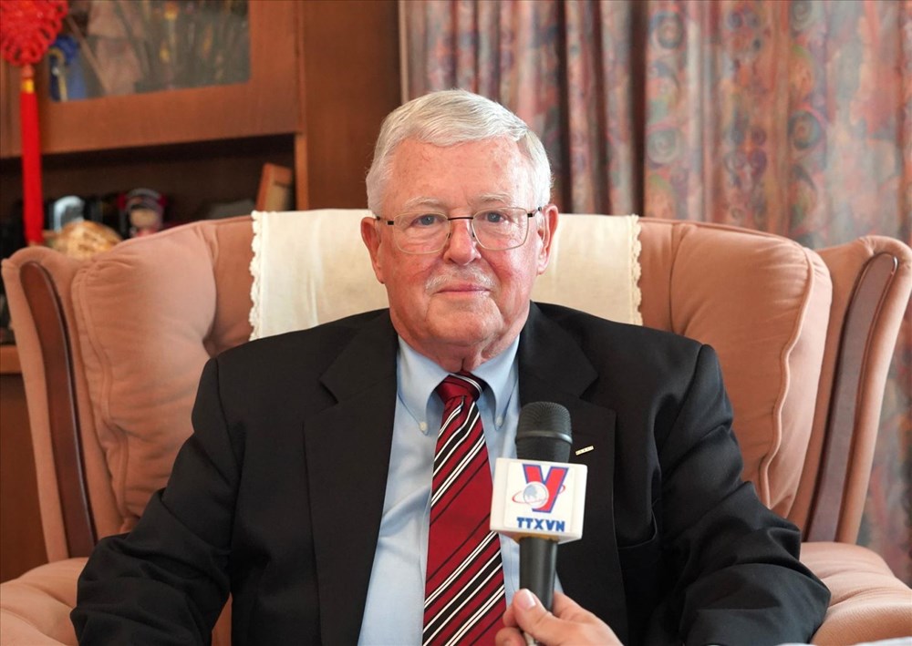 Giáo sư Carl Thayer trả lời phỏng vấn của phóng viên TTXVN tại Australia. Ảnh:Lê Đạt/TTXVN