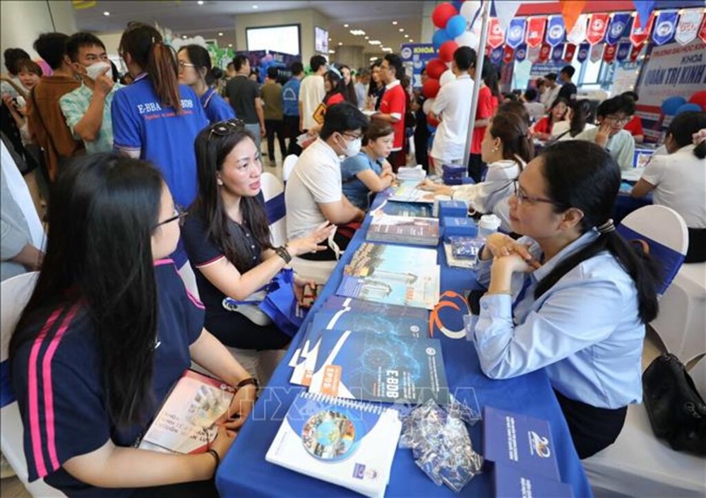 Phụ huynh, thí sinh tìm hiểu về các ngành nghề tại Ngày hội tuyển sinh TrườngĐại học Kinh tế Quốc dân. Ảnh minh họa: Thanh Tùng/TTXVN